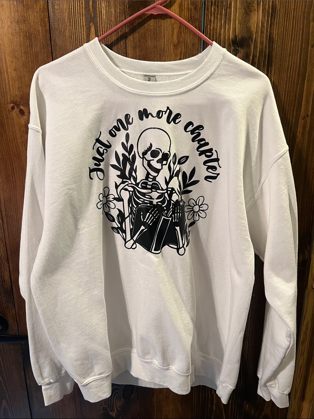 White Graphic Sweatshirt "Just One More Chapter"